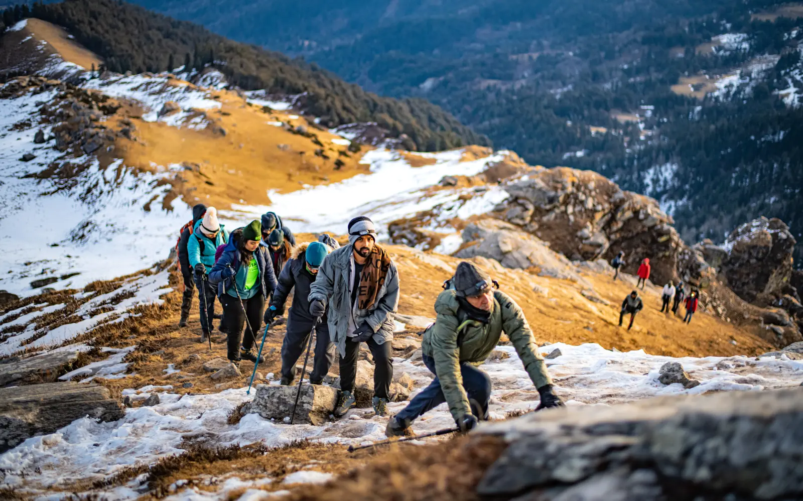 Kedarkantha winter trek scenery with fresh snow and panoramic Himalayan views
